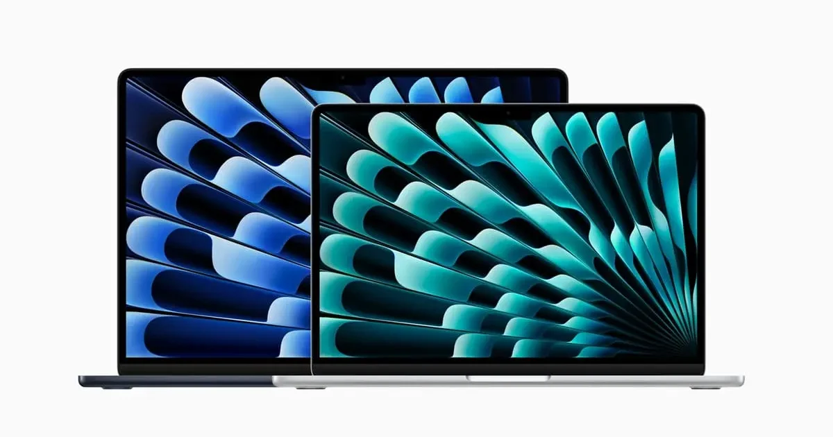 2 Laptops MacBook Air com chip M2 em um fundo branco.