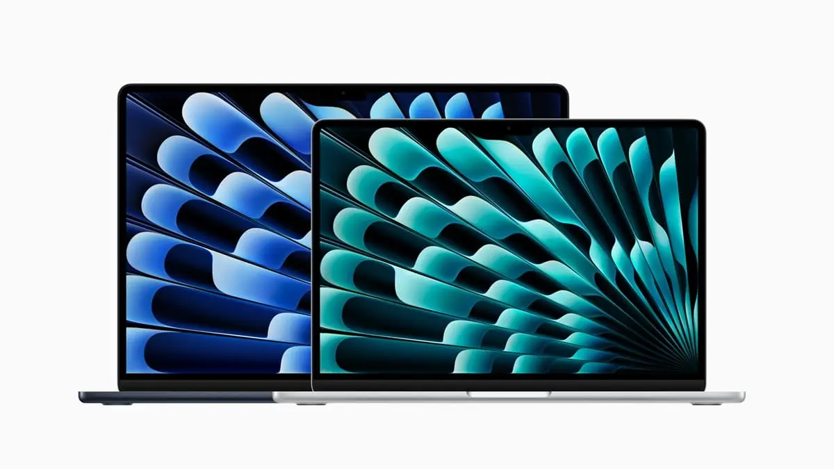 2 Laptops MacBook Air com chip M2 em um fundo branco.