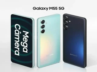 Smartphone Galaxy M55 5g em 3 posições nas cores verde e azul.