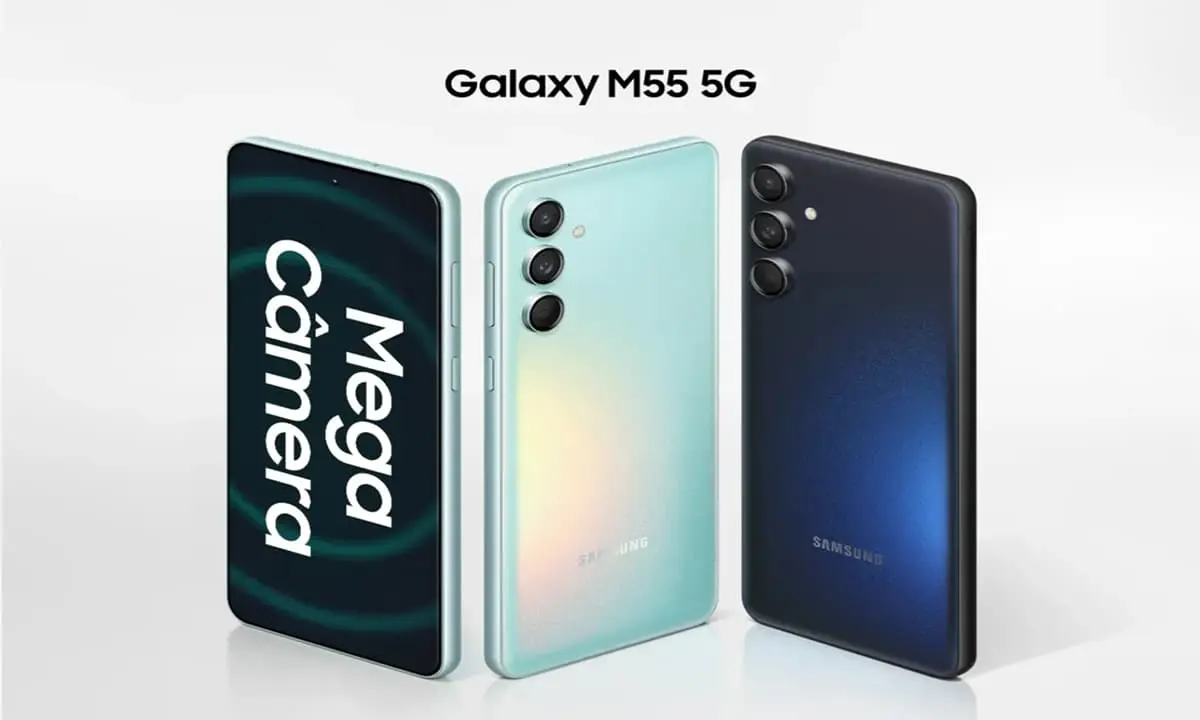 Smartphone Galaxy M55 5g em 3 posições nas cores verde e azul.
