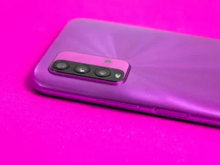 um smartphone cor roxo em um fundo rosa. Top 5 smartphones Xiaomi