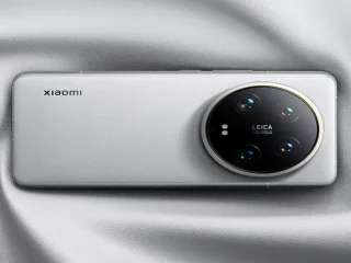 Parte traseira do Smartphone xiaomi 14 ultra cor branco com 4 cameras posicionadas em um circulo e um fundo branco.