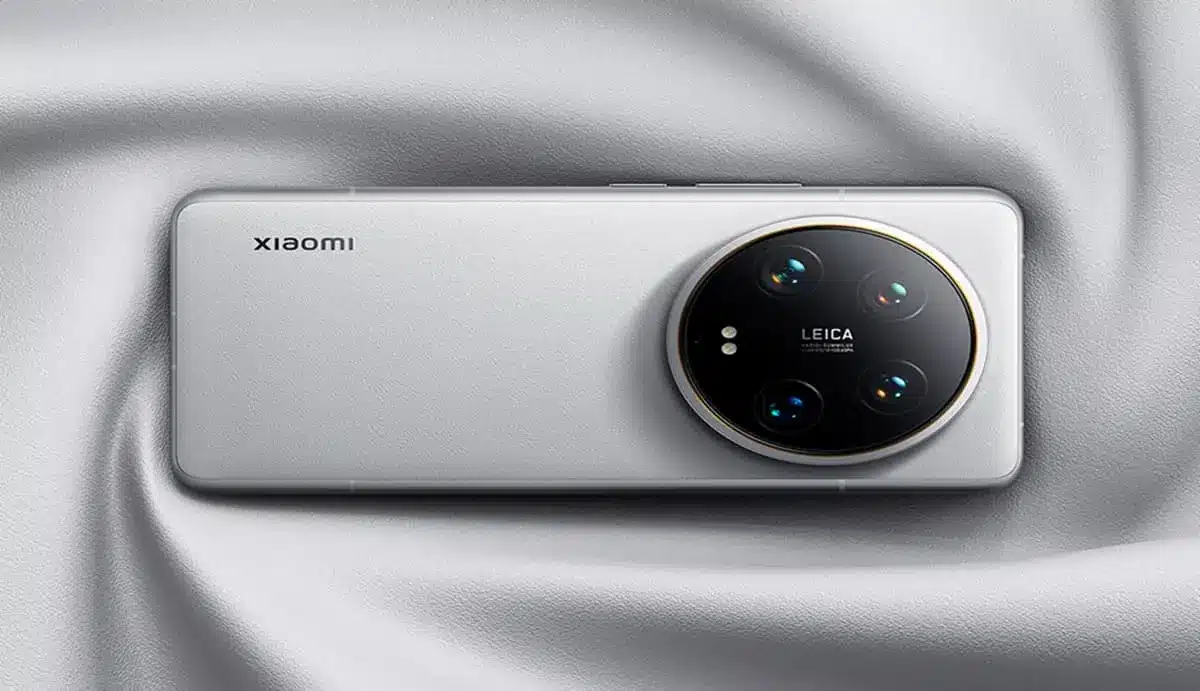 Parte traseira do Smartphone xiaomi 14 ultra cor branco com 4 cameras posicionadas em um circulo e um fundo branco.