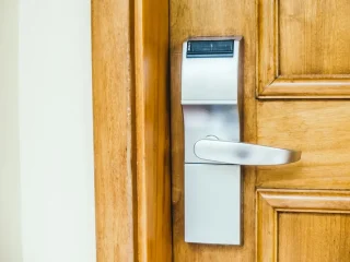Fechadura eletrônica em uma porta de madeira.