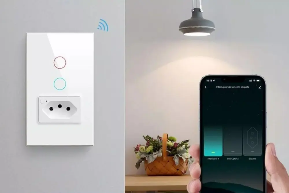 Interruptor Wifi Inteligente C/tomada Alexa – Novadigital em uma parede cinza, um smartphone com um app de controle de luminosidade aberto, um lustre iluminando o ambiente.