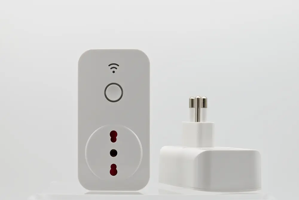 Tomada inteligente Wi-Fi com Alexa cor branca em um fundo Branco.