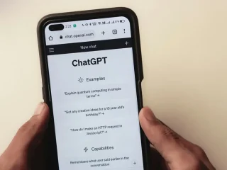 Tela de um smartphone exibindo o ChatGPT.