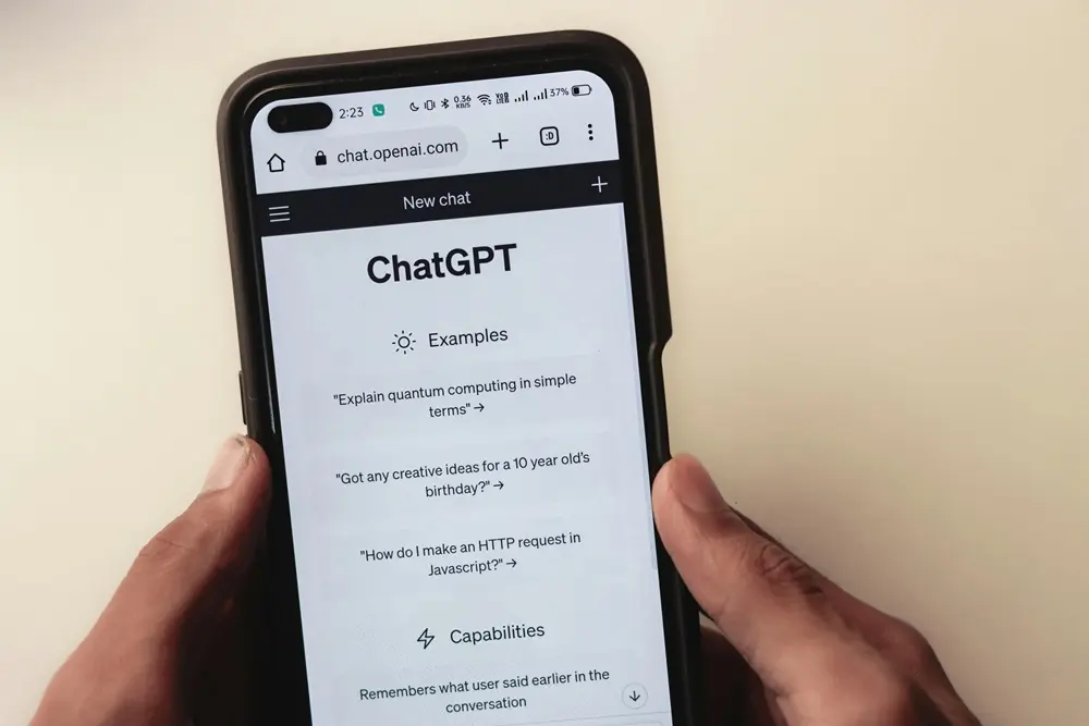 Tela de um smartphone exibindo o ChatGPT.