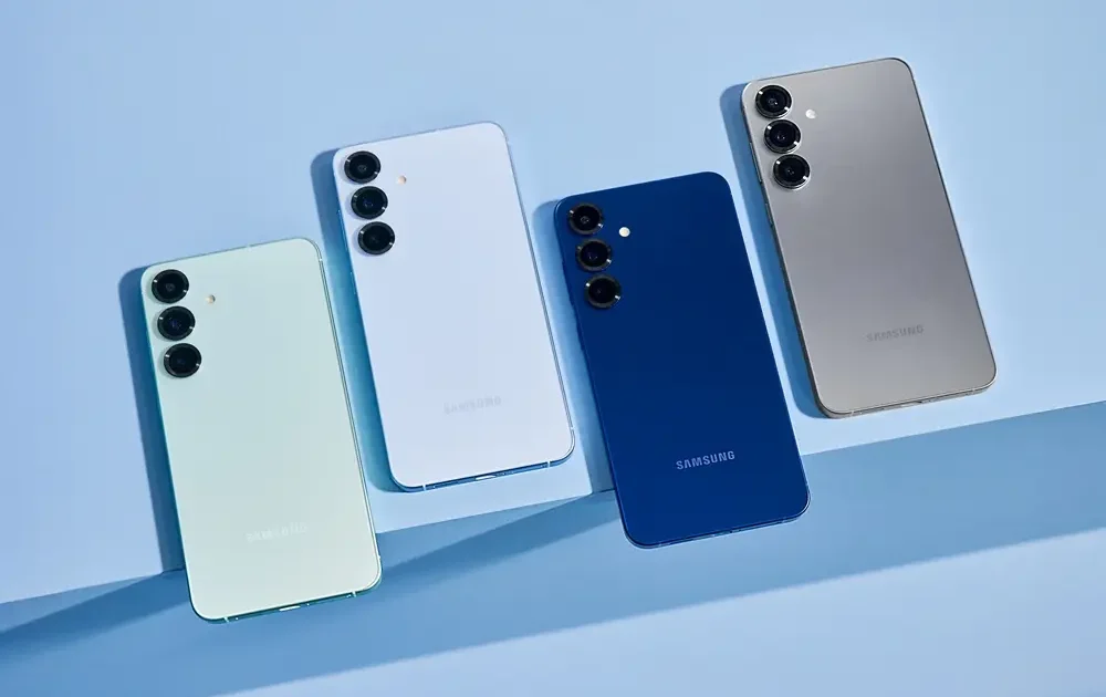 Vários smartphones Samsung Galaxy S25 em um fundo Azul.