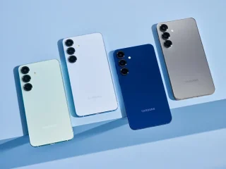 Vários smartphones Samsung Galaxy S25 em um fundo Azul.