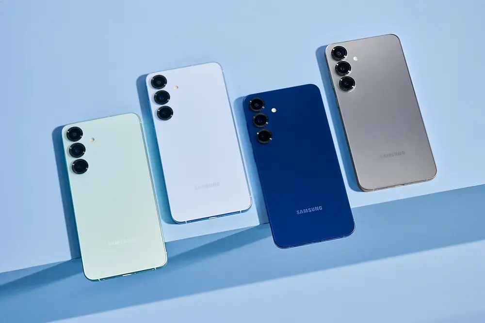 Vários smartphones Samsung Galaxy S25 em um fundo Azul.