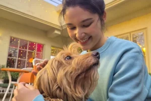Foto de uma mulher com um cachorro.