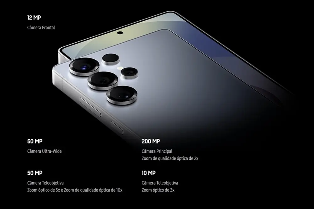 Conjunto de câmeras traseira do Galaxy S25 Ultra.