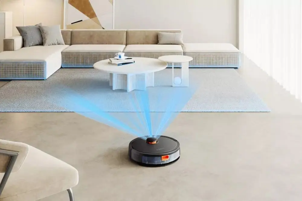 Robô aspirador limpando a sala e emitindo lazer de mapeamento.