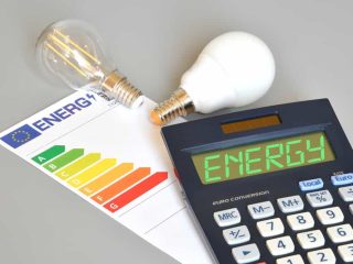 Calculadora e uma lâmpada smart.