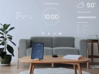 Uma sala de estar moderna com uma mesa de centro e um tablet exibindo uma interface de casa inteligente, projetando a hora e o clima na parede.