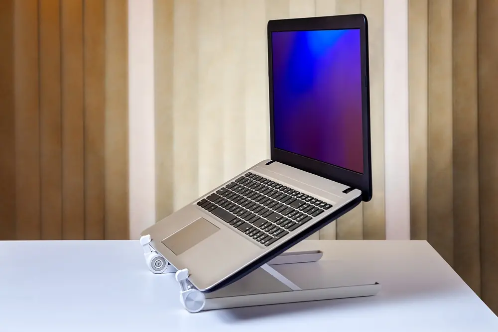 Um notebook em um suporte para notebook.