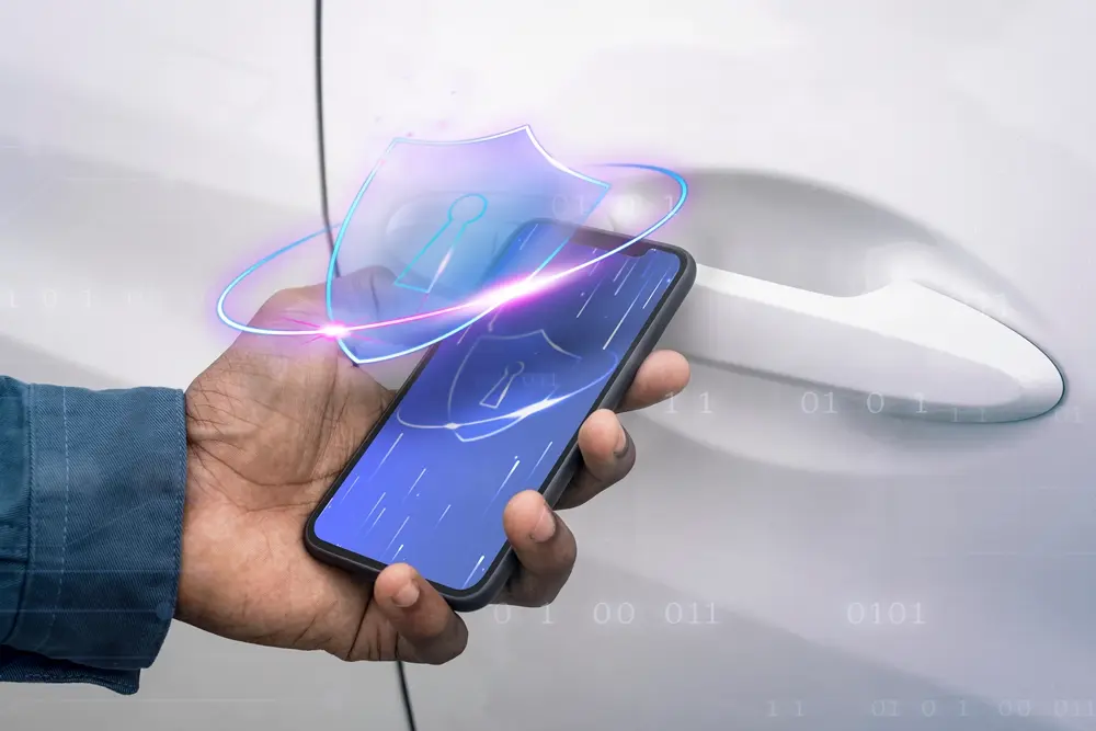 Uma mão segurando um smartphone com o símbolo de um escudo na tela.