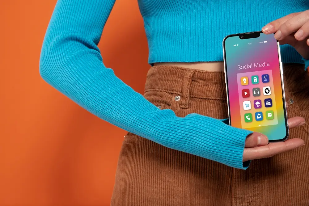Uma pessoa segurando um smartphone exibindo tela de bloqueio