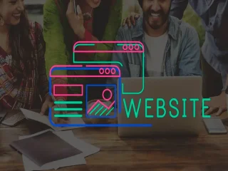 Um grupo colabora em um laptop, cercado por cadernos e uma xícara de café, com uma sobreposição gráfica dizendo "SITE". Hospedagem de sites