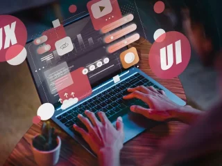 As mãos de uma pessoa em um teclado de laptop com elementos de design flutuantes rotulados como UX e UI, simbolizando o design de interface digital. O que é UX Writing