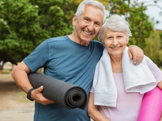 Casal da terceira idade fazendo exercícios ao ar livre. Smartwatch Com Detecção de queda e GPS para Idoso