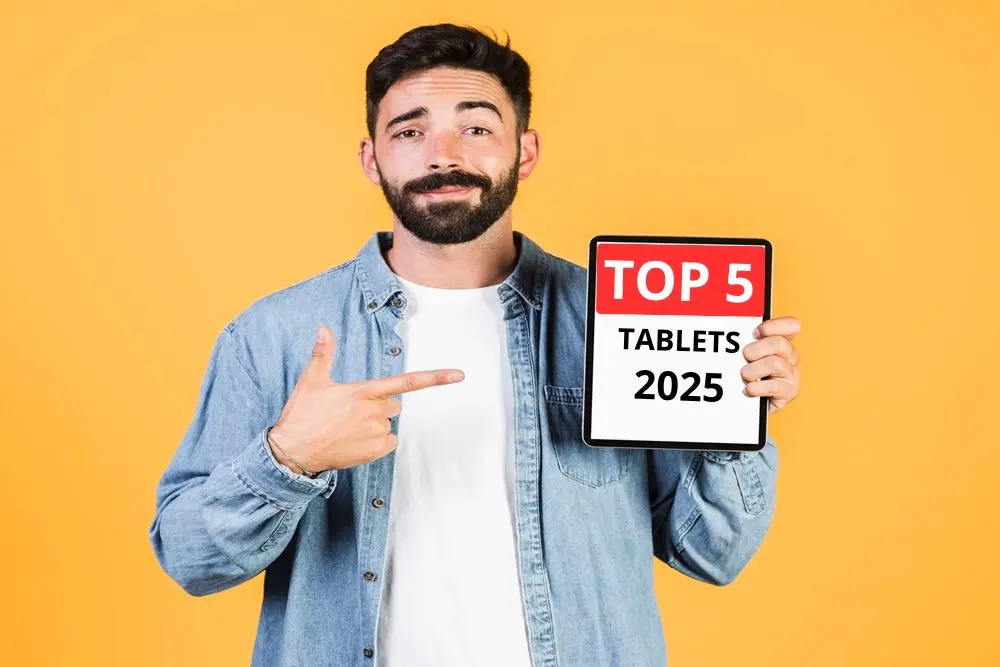 Uma pessoa vestindo uma jaqueta jeans segura uma placa que diz "TOP 5 TABLETS para comprar atualmente" sobre um fundo amarelo brilhante.