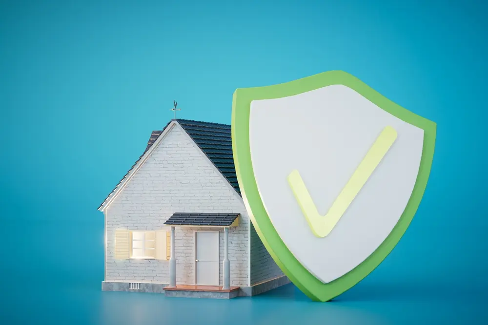 Uma pequena casa ao lado de um grande escudo verde e branco com uma marca de seleção, simbolizando proteção e segurança do lar.