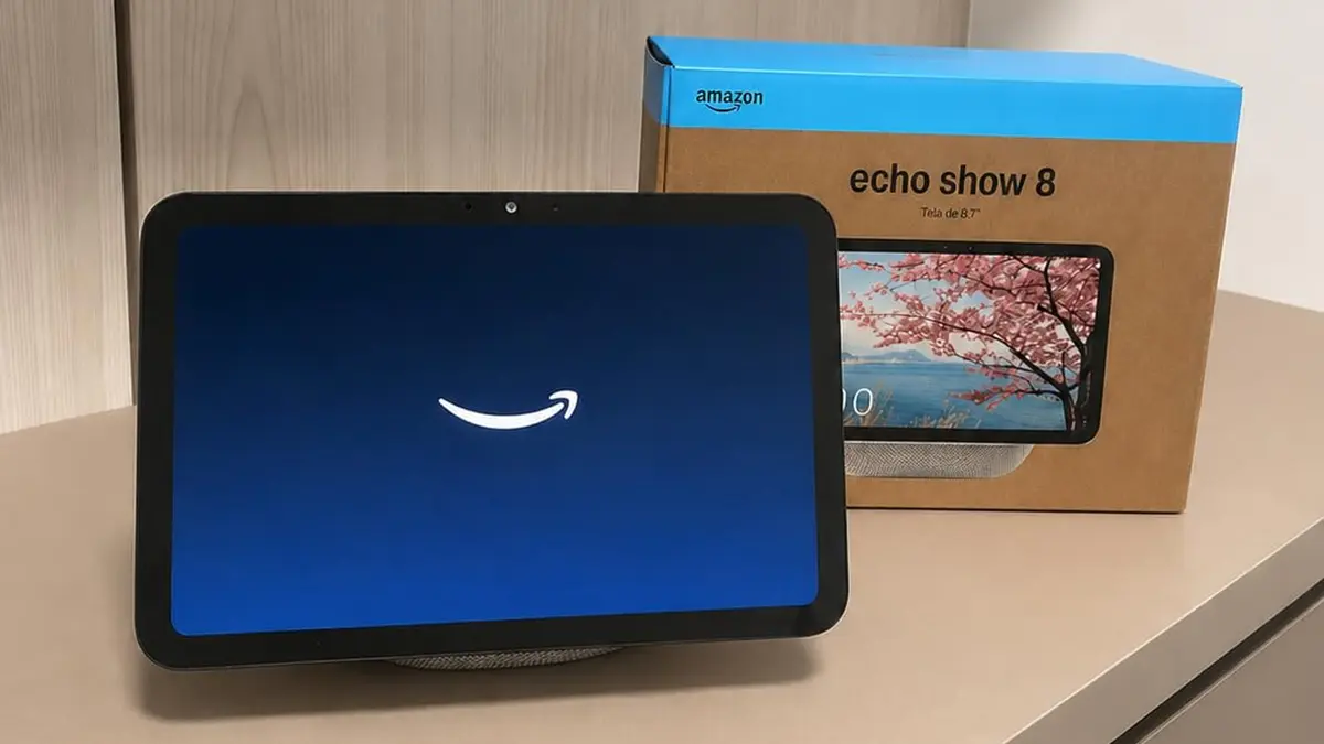 Amazon Echo Show 8 ao lado da sua caixa sobe uma mesa de madeira.