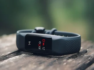Uma smartband sobe uma mesa de madeira. Smartband Custo-benefício