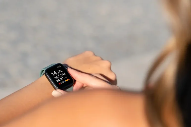 Mulher de costas exibindo um smartwatch - Smartwatch Barato com GPS