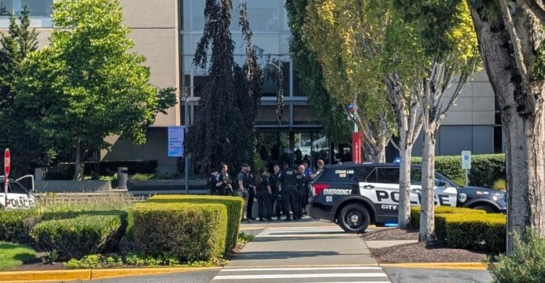 Microsoft bloqueia prédio após invasão em gabinete do presidente