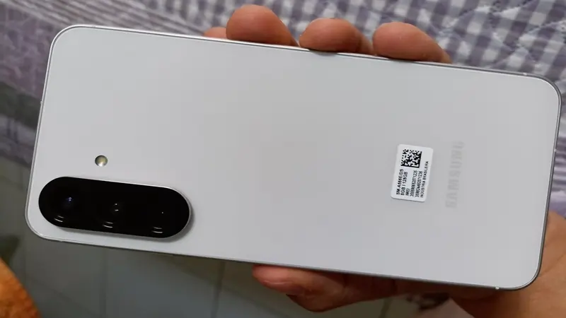 Uma pessoa segurando o Celular Gamer-Galaxy A56 cor branco.
