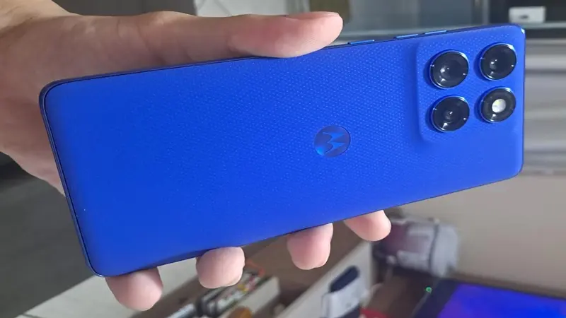 Uma pessoa segurando o Celular Gamer-Motorola Edge 60 Pro cor Azul