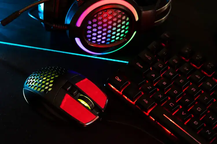 Mouse Gamer, teclado e headset RGB.