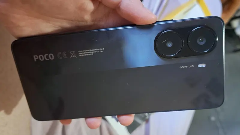 Uma pessoa segurando o Celular Gamer-Poco X7 Pro cor preto
