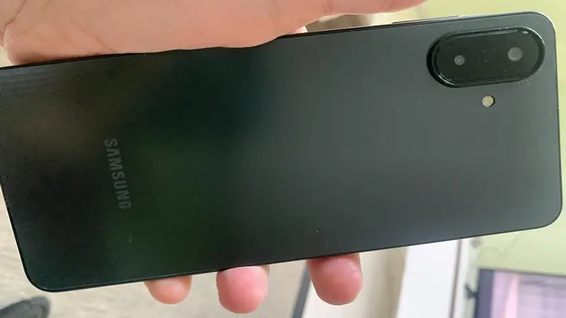 Uma pessoa segurando o Celular Gamer-Galaxy A07 cor cinza.