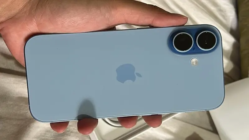 Uma pessoa segurando o Celular Gamer-iPhone 17 cor Azul