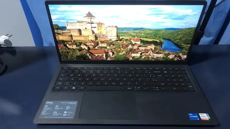 Dell Inspiron I15-I120K-A35P mostrando sua tela de 120hz