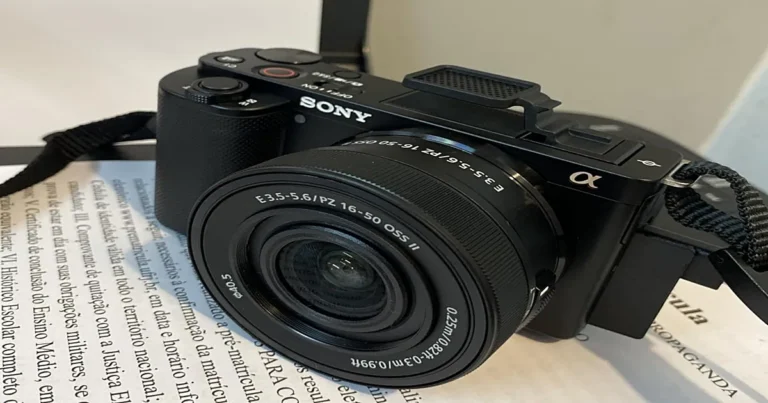 Câmera Sony Alpha ZV-E10 sobe a mesa