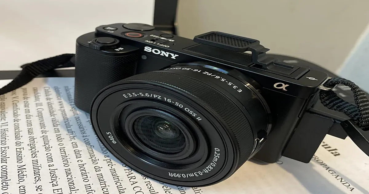 Câmera Sony Alpha ZV-E10 sobe a mesa