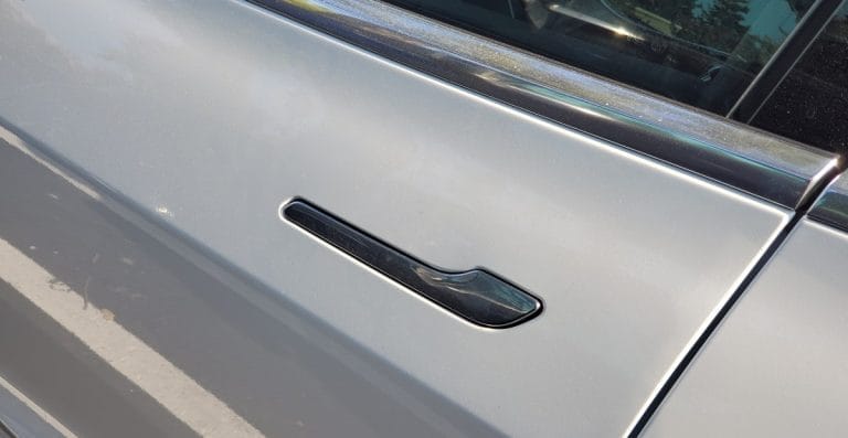A Tesla Redesenha Maçanetas que Prendem Passageiros
