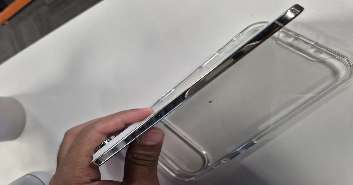 Apple iPhone Air mostrando sua espessura fina.