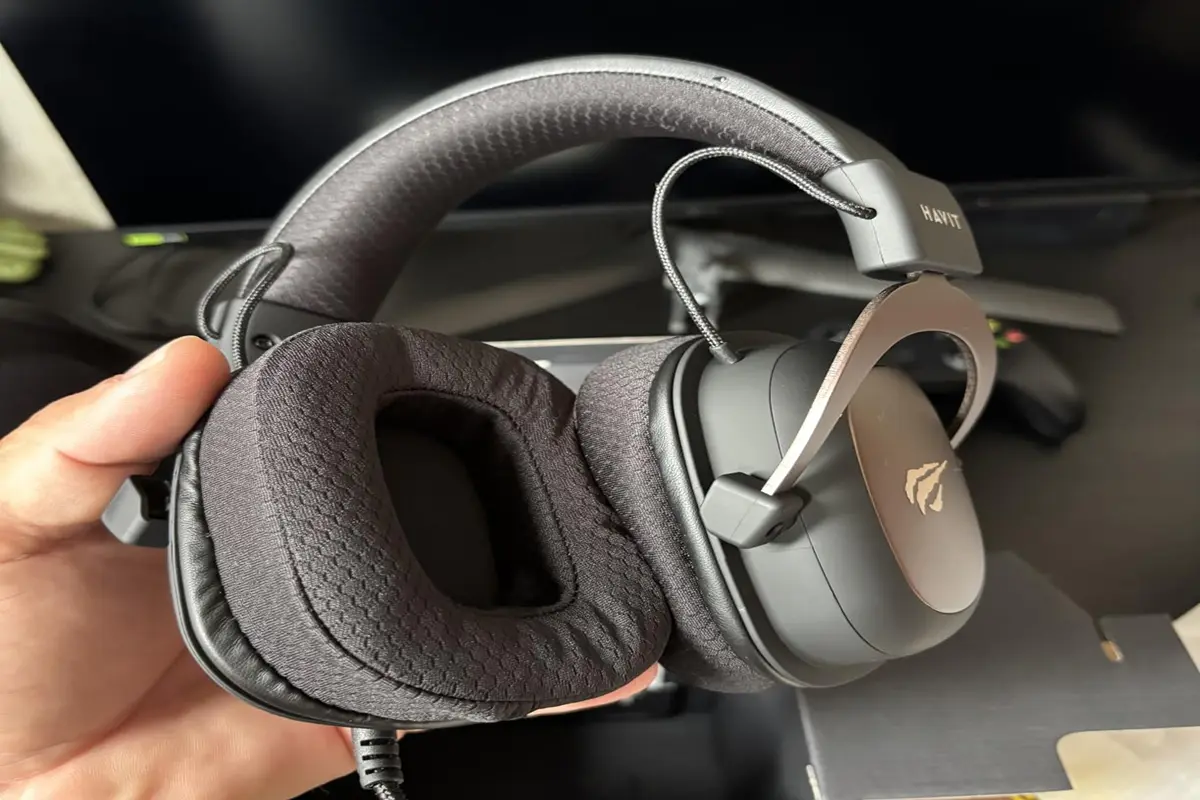 Fone de Ouvido Havit H2002d é Bom? Review Completo 2026 2 headset Havit h2002d mostrando sua espuma perfura.