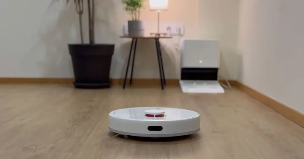 Xiaomi Robot Vacuum X10: Saiba Tudo Antes de Comprar o Seu 1 Robot vacuum cor branco em funcionamento em um piso de madeira.