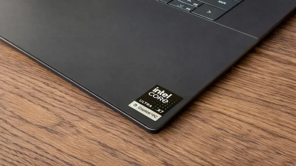 Dell XPS16 sobe uma mesa de madeira destaque para o emblema Intel core Ultra x7