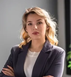 uma mulher loira usando terno.