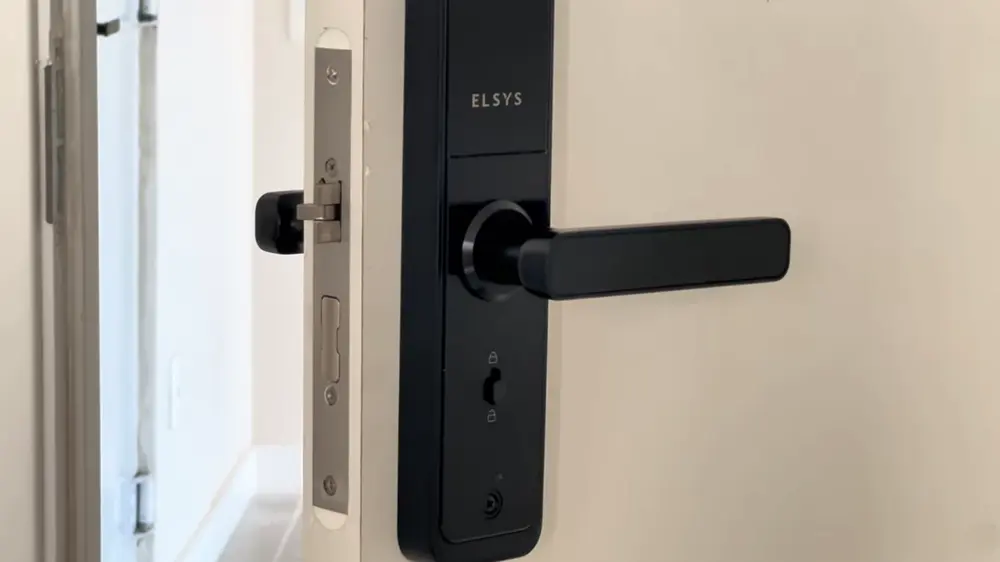 Fechadura Digital Elsys DE4000B é Boa