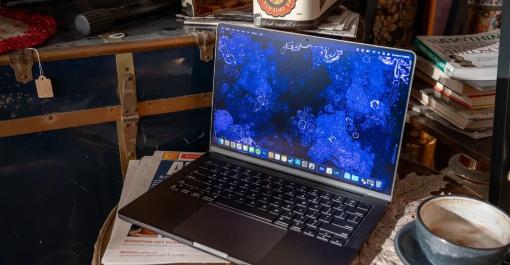 Render conceitual de um MacBook Pro com Dynamic Island na tela. Alt Text: "MacBook com tela sensível ao toque e Dynamic Island