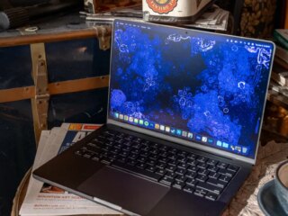 Render conceitual de um MacBook Pro com Dynamic Island na tela. Alt Text: "MacBook com tela sensível ao toque e Dynamic Island